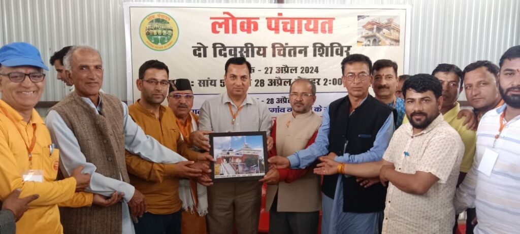 लोक पंचायत के कार्यकर्ताओं को मंदिर समिति दसऊ द्वारा सम्मानित करते हुए ????????